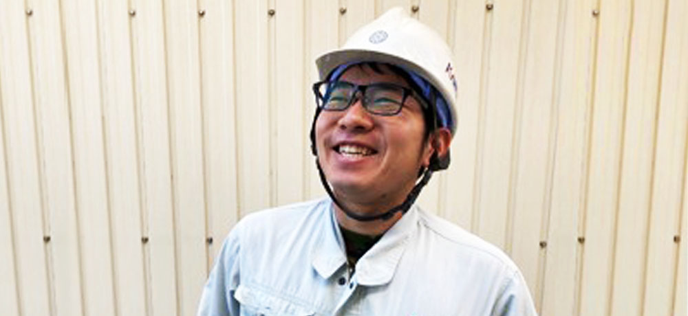 笑顔を浮かべる社員