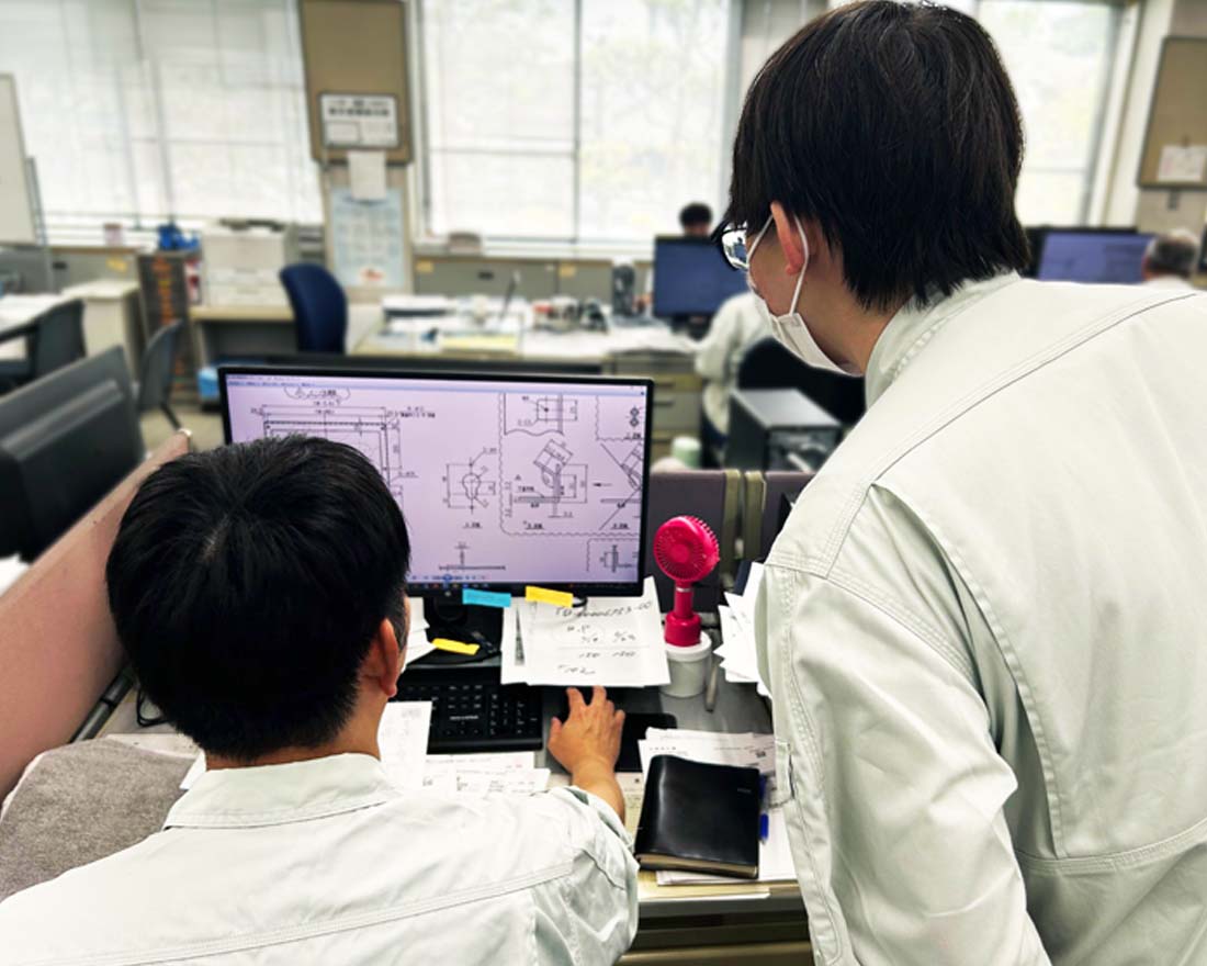 鉄工事業部の仕事の様子