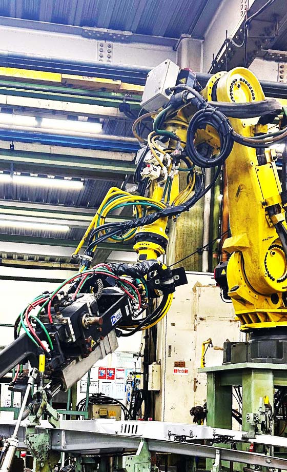 鉄工事業部の仕事の様子