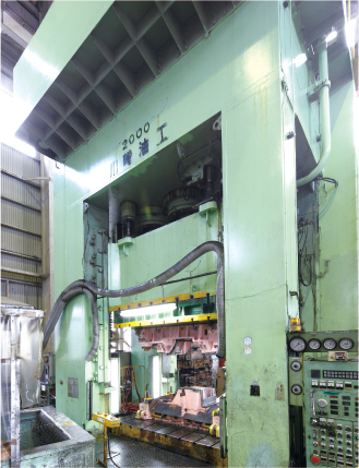 樹脂成形2000t油圧プレス(本社工場)